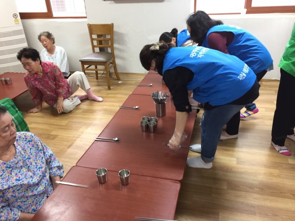 첨부 이미지 3-광주은행 두암타운지점과 문흥지점이 함께 사랑의 식당 배식봉사 진행