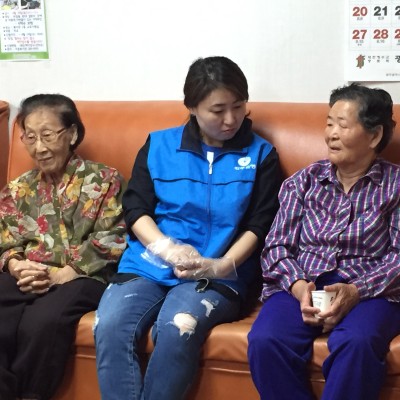 첨부 이미지 3-광주은행 두암타운지점과 문흥지점이 함께 사랑의 식당 배식봉사를 진행