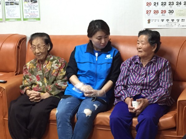 이미지 새창으로 크게보기 첨부 이미지 3-광주은행 두암타운지점과 문흥지점이 함께 사랑의 식당 배식봉사를 진행