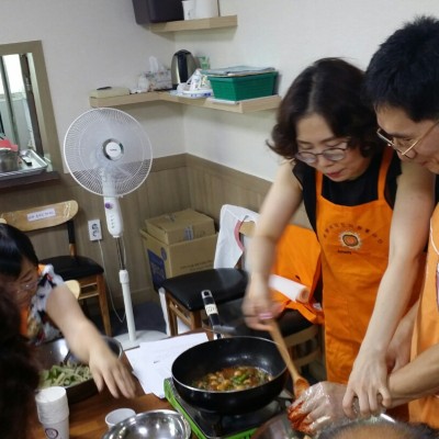 첨부 이미지 3-[장애인요리교실]한국암웨이 봉사단 선생님들과 함께하였습니다