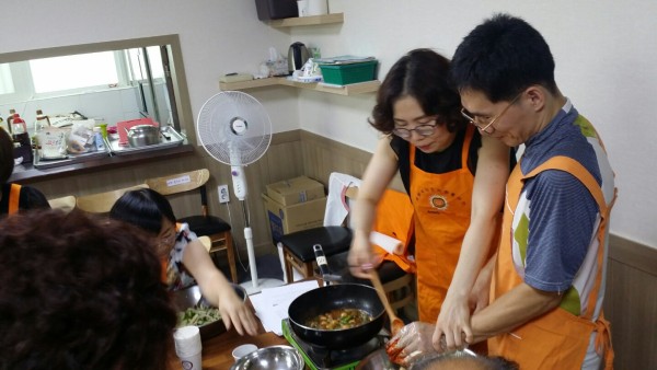 첨부 이미지 3-[장애인요리교실]한국암웨이 봉사단 선생님들과 함께하였습니다