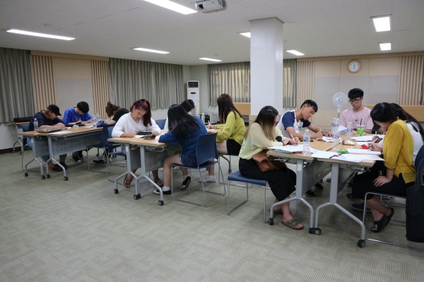 이미지 새창으로 크게보기 영화를 보고 난 후 열심히 작성중인 청년들~
